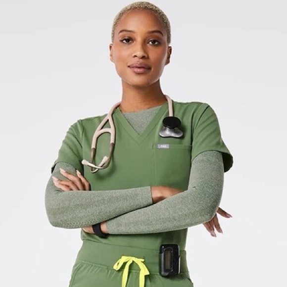 Figs Tops - Figs women's Fern Catarina - One-Pocket Scrub Top™ - M